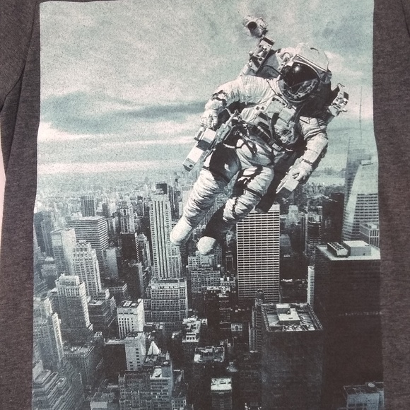 REBELS & NOMADS UNISEX SMALL GRAPHIC T-SHIRT - Picture 1 of 3